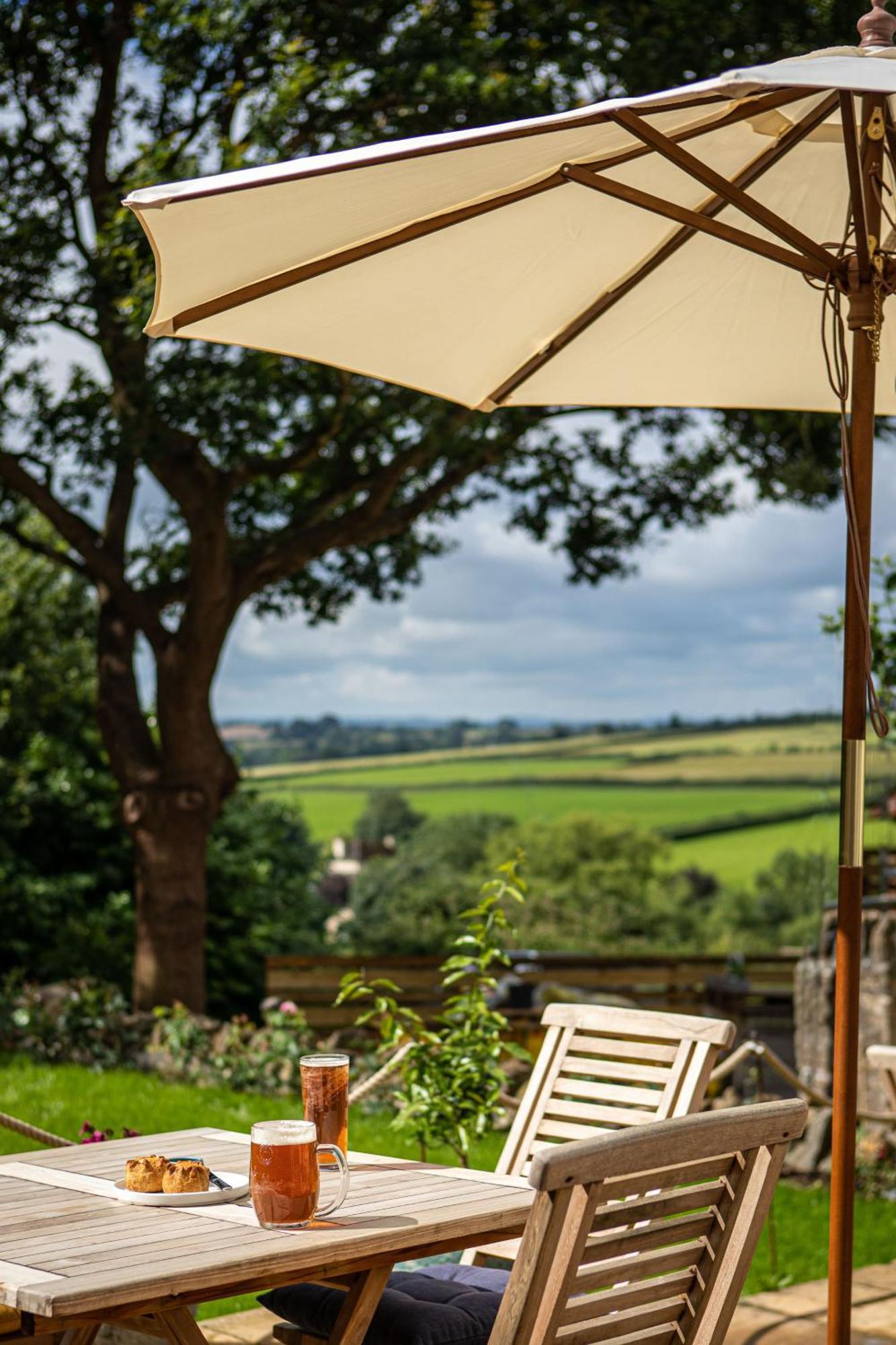 The Queens Arms Poyntington Екстериор снимка