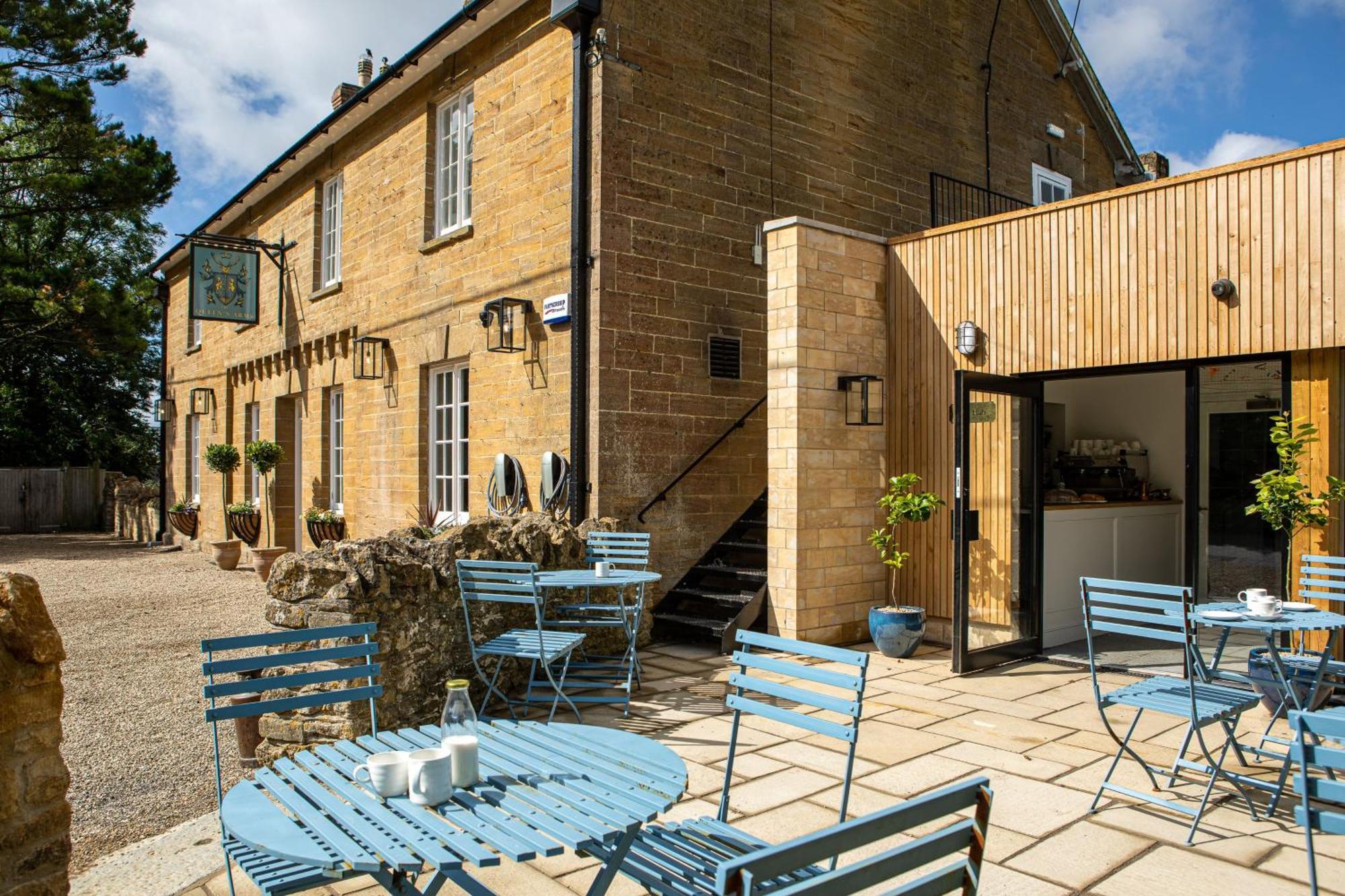 The Queens Arms Poyntington Екстериор снимка